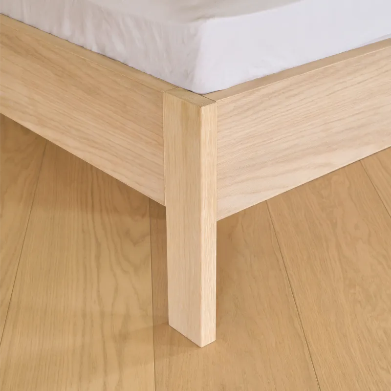 Ein Holzfuss des Wasserbett-Modells Emma von Akva.