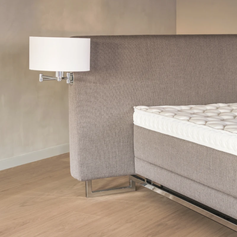 Ein Bild des Kopfteils mit einer der seitlichen Lampen vom Modell Stella