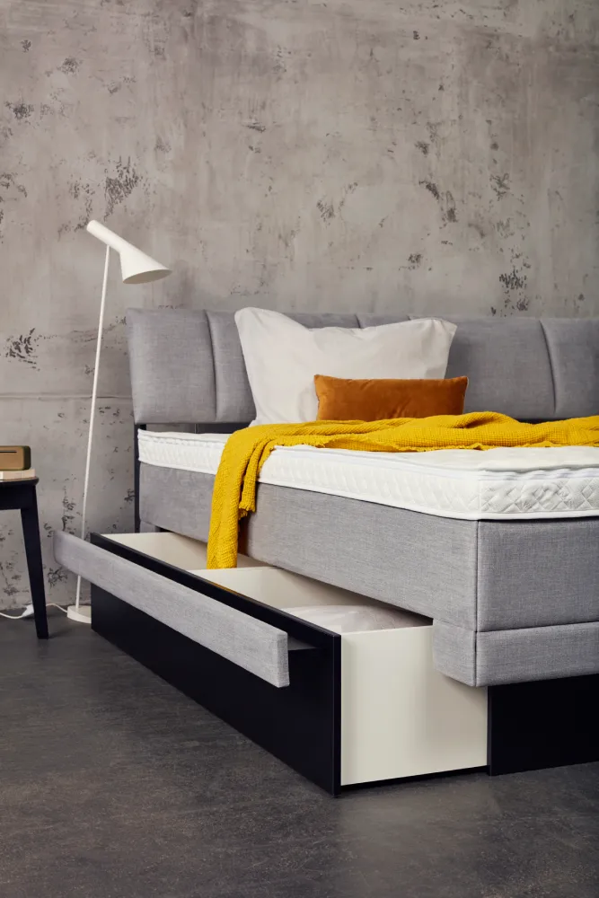 Ein Bett von Akva mit grossen Schubladen.