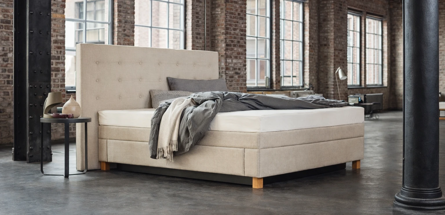 Ein Bild des Wasserbett-Modells Nordic Select, fotografiert in einer Loft.